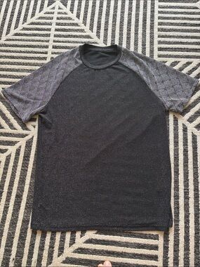Men's Short-Sleeve Raglan Tee in Black with Patterned Gray Sleeves
